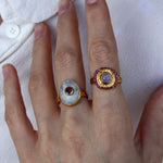 Bague dorée martelée fleur cabochon et petites pierres