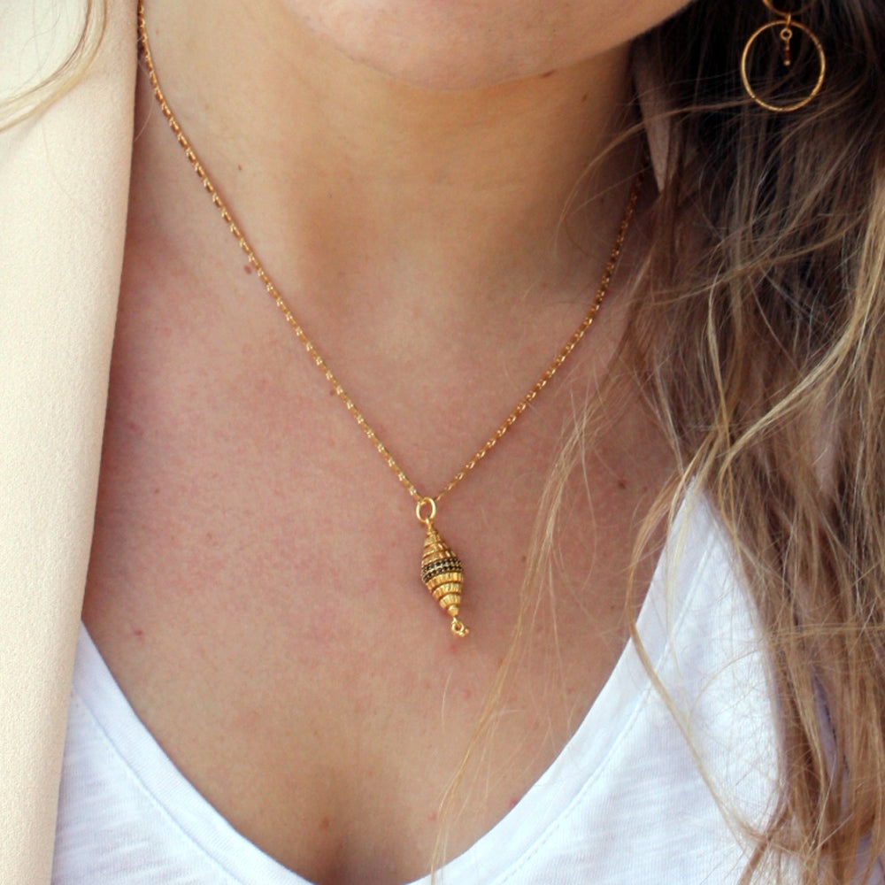 Collier doré talisman zircons