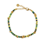 Bracelet doré et disques de vinyle