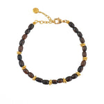 Bracelet doré et perles en bois allongées