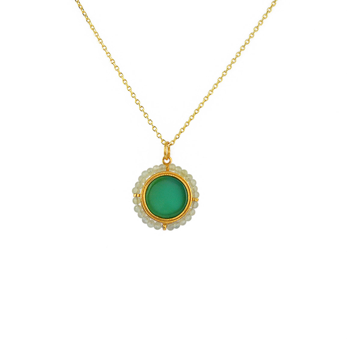 Collier doré médaille pierre plate et petites pierres