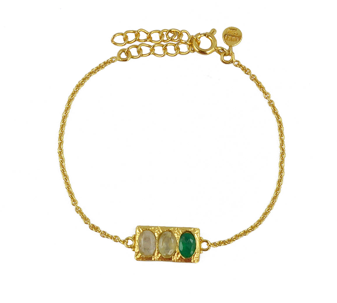 Bracelet doré rectangle martelé et trilogie de pierres -