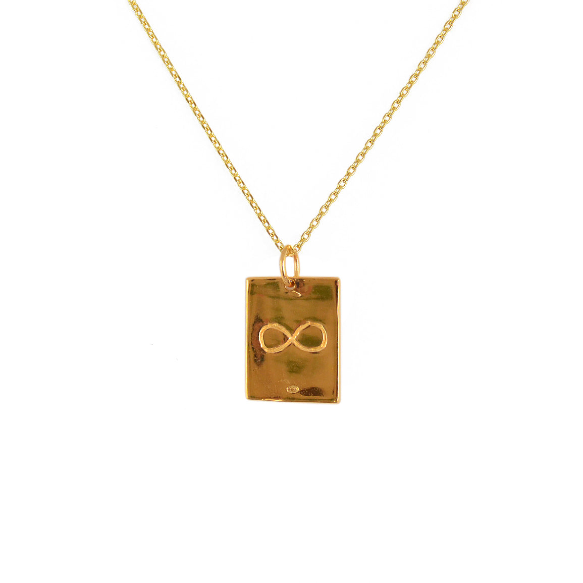 Collier doré et pendentif gravé d’un serpent et de l’infini