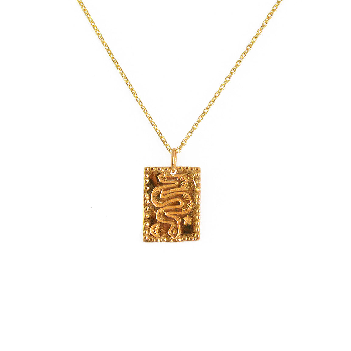 Collier doré et pendentif gravé d’un serpent et de l’infini