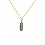 Collier doré pendentif pierre enroulée fil doré -