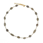 Collier doré et duo de pierres taillées