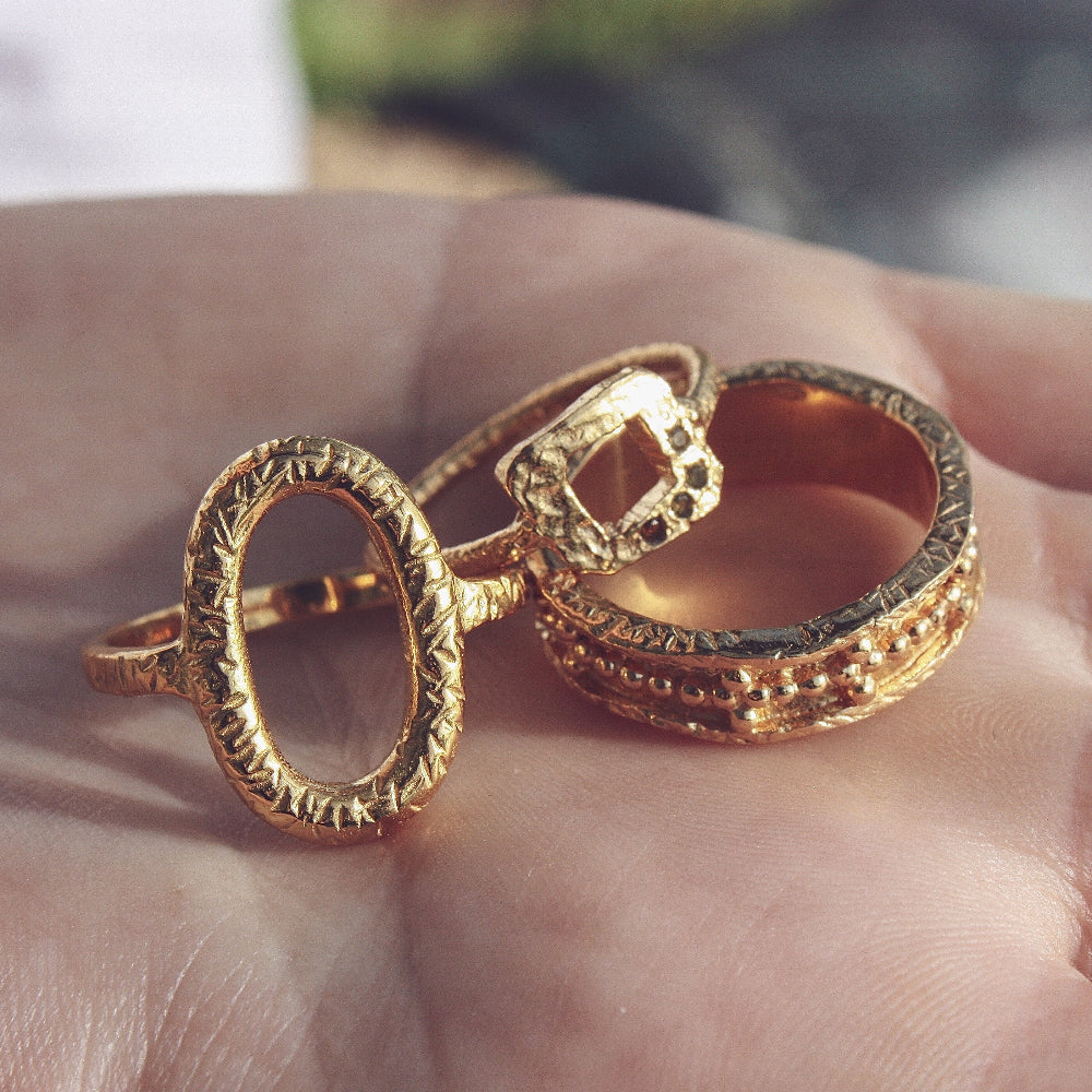 Bague dorée martelée et tourmaline