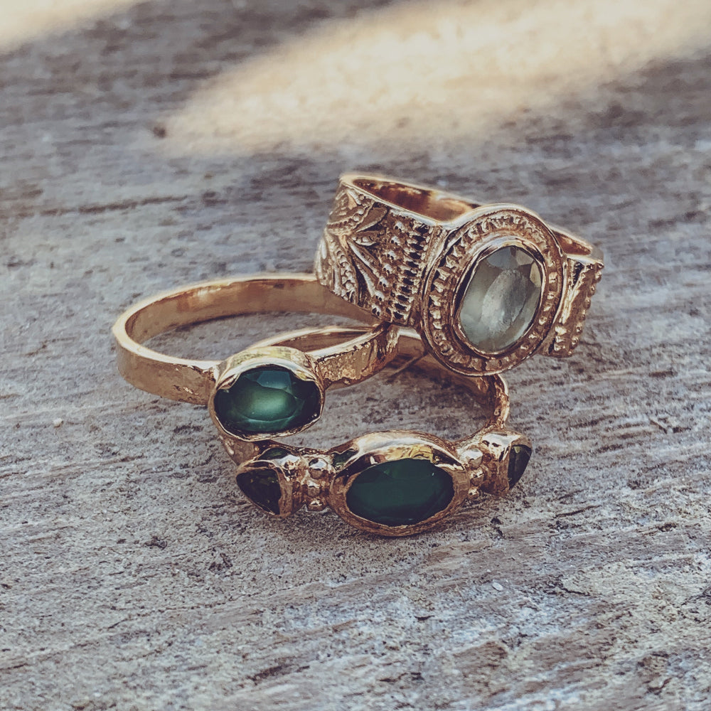 Bague dorée motifs fleurs et pierres