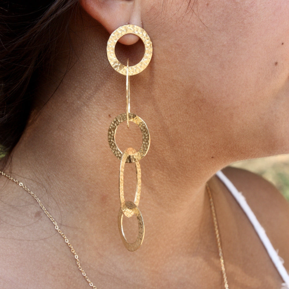 Boucles dorées martelées