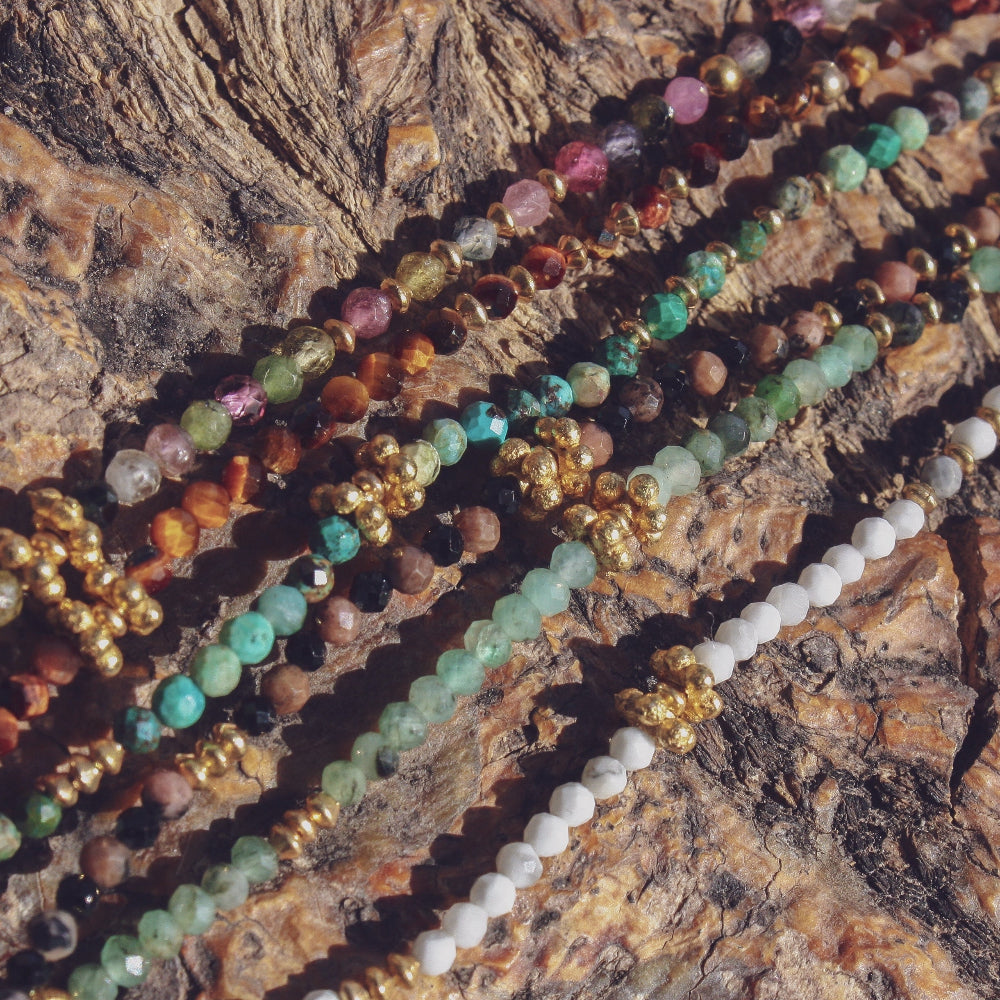 Bracelet doré petites pierres naturelles et perles dorées