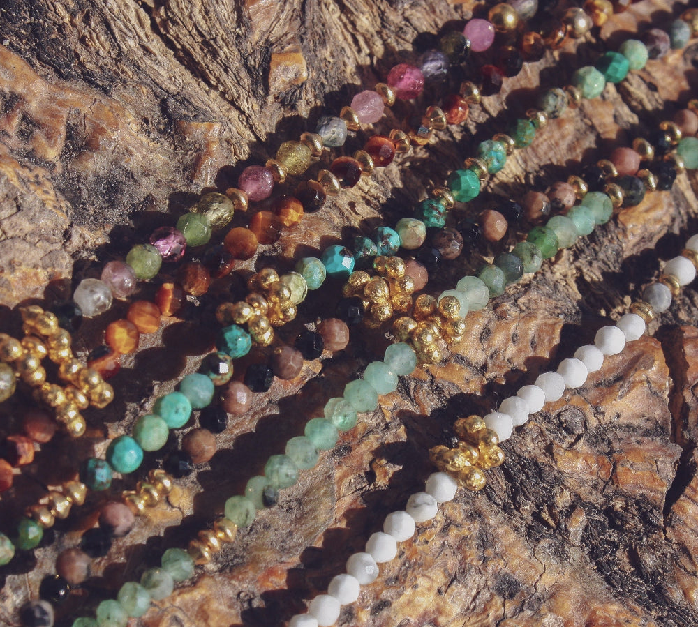 Bracelet doré petites pierres naturelles et perles dorées
