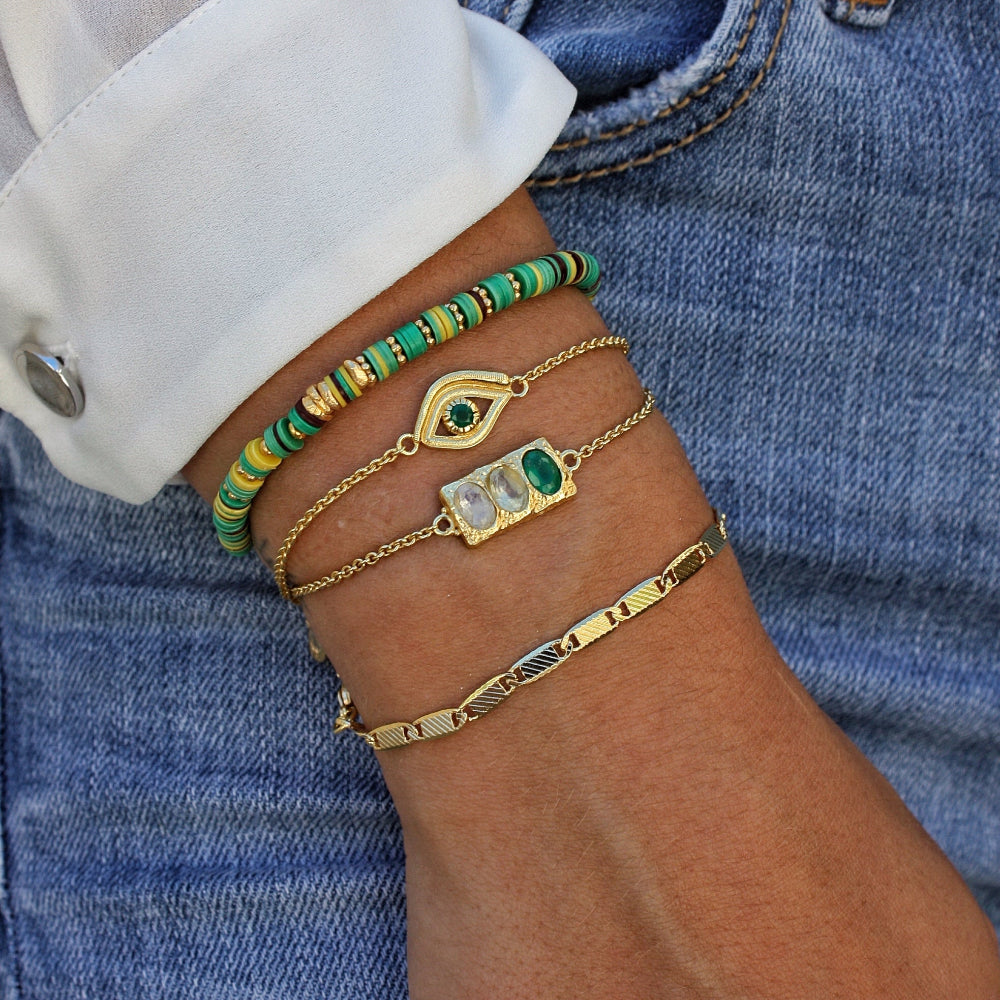 Bracelet doré rectangle martelé et trilogie de pierres