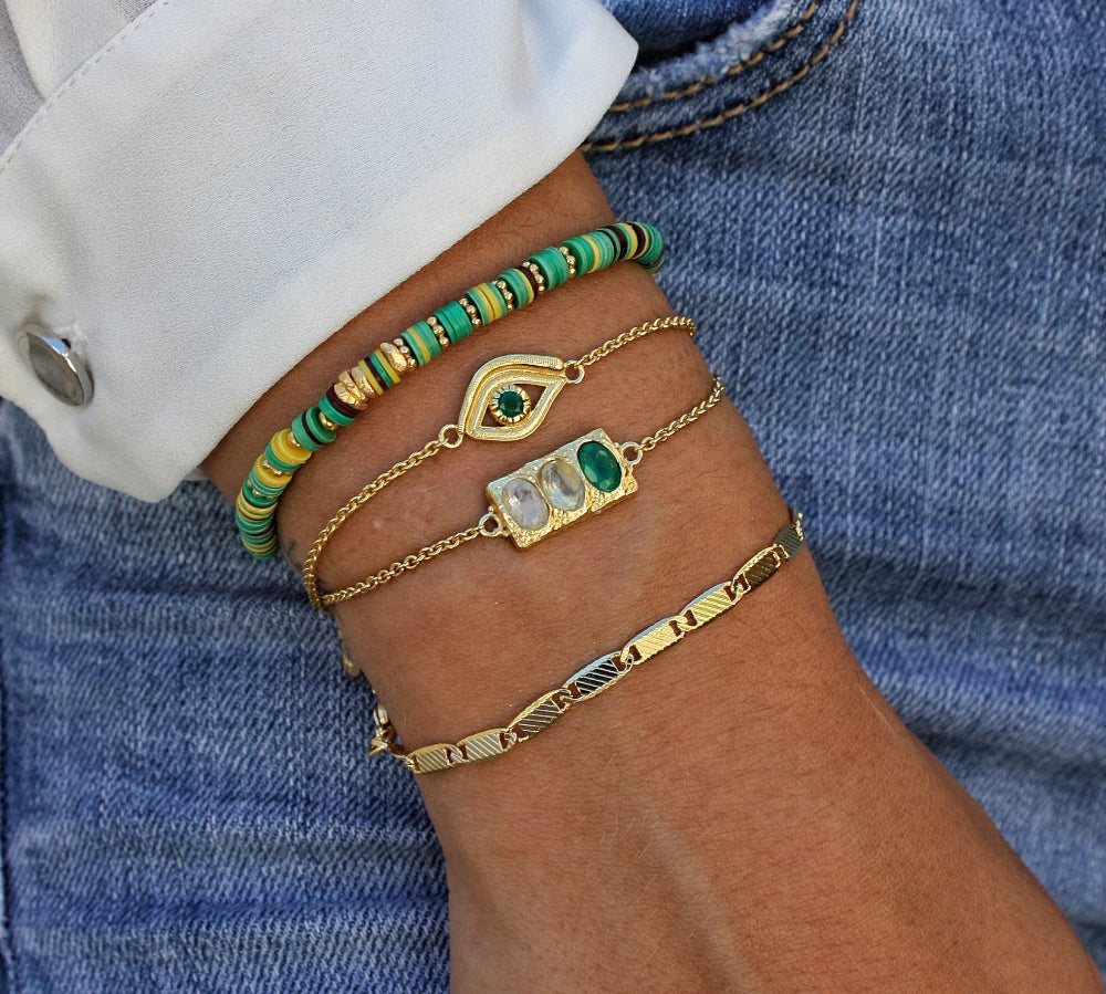 Bracelet doré rectangle martelé et trilogie de pierres