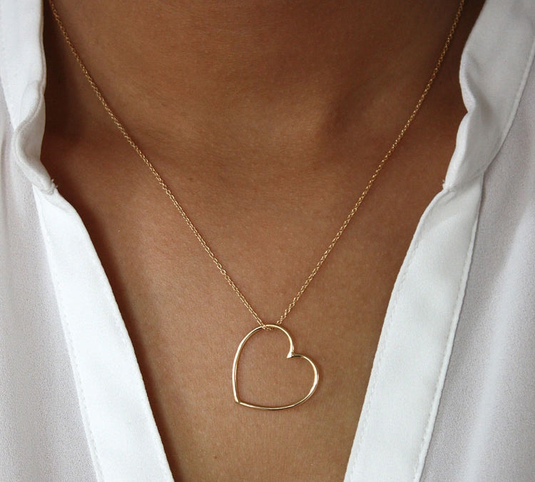 Collier doré et coeur évidé