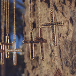 Sautoir doré pendentif croix et pierre