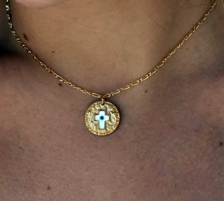 Collier doré médaille martelée talisman nacre - CROIX