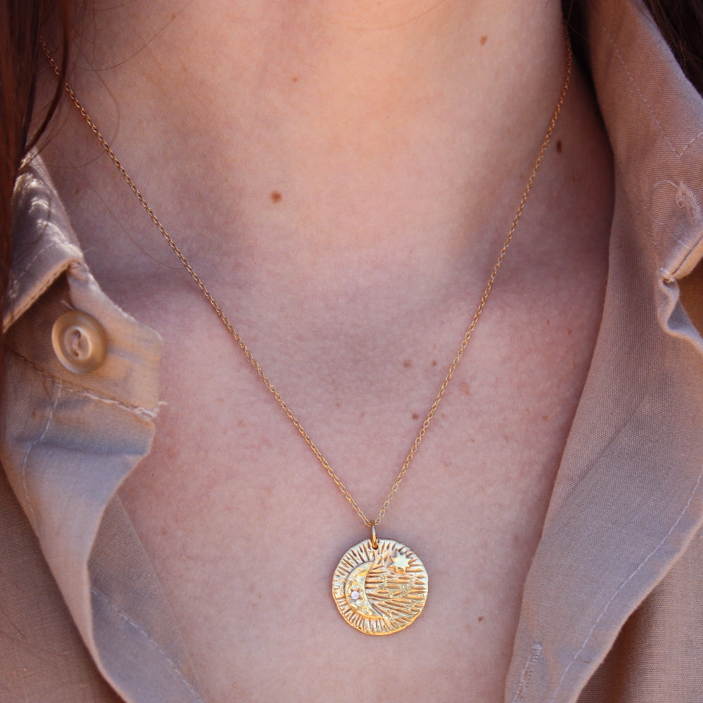 Collier doré médaille astres texturée