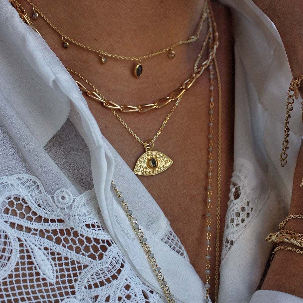 Collier doré pendentif oeil martelé et pierre