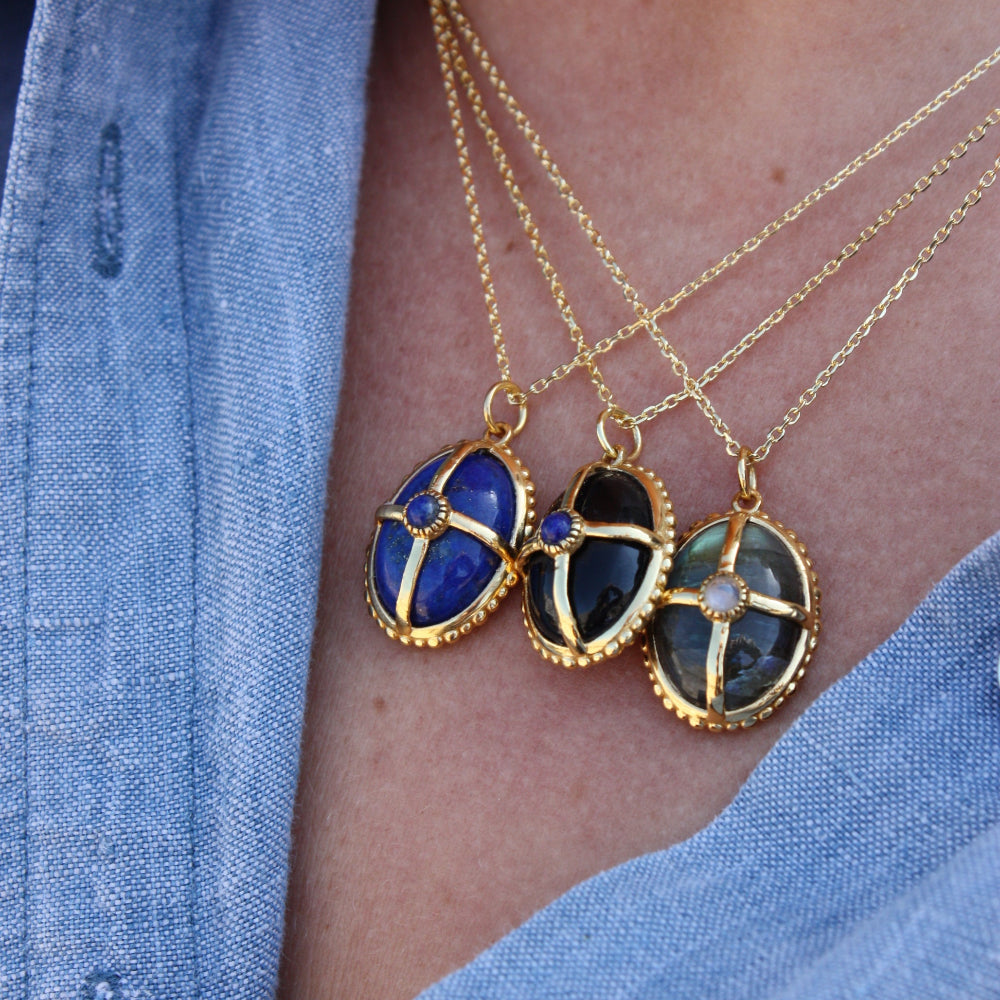 Collier doré pierre cabochon et cage dorée
