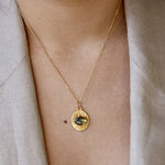 Collier doré médaille rayons de soleil et pierre facettée -