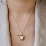 Collier doré fleur cabochon et pierres - PIERRE DE LUNE &