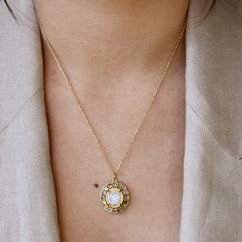 Collier doré fleur cabochon et pierres - PIERRE DE LUNE &