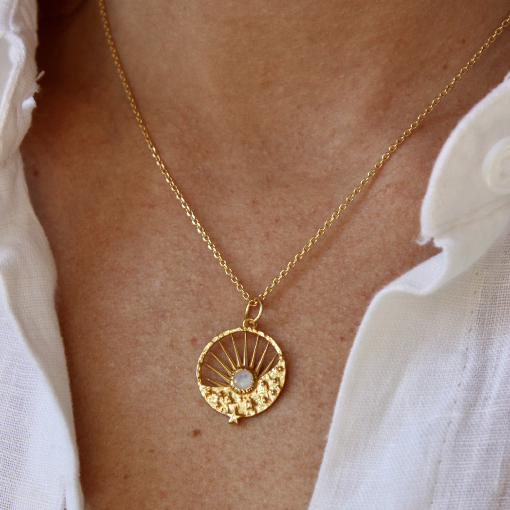Collier doré médaille astres soleil et pierre - PIERRE DE