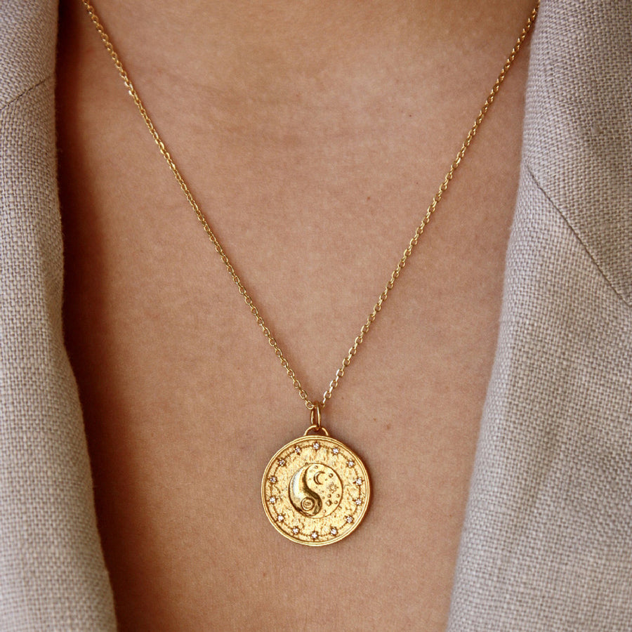 Collier doré médaille yin & yang zircons