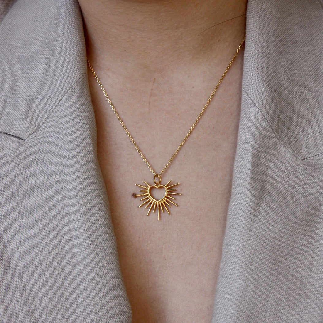 Collier doré coeur évidé soleil