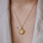 Collier doré médaille pivotante coeur pierre good karma -