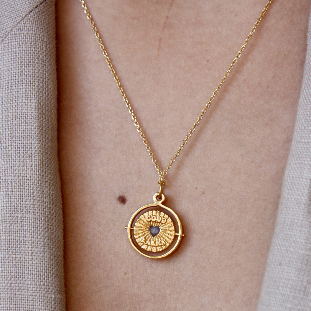 Collier doré médaille pivotante coeur pierre good karma