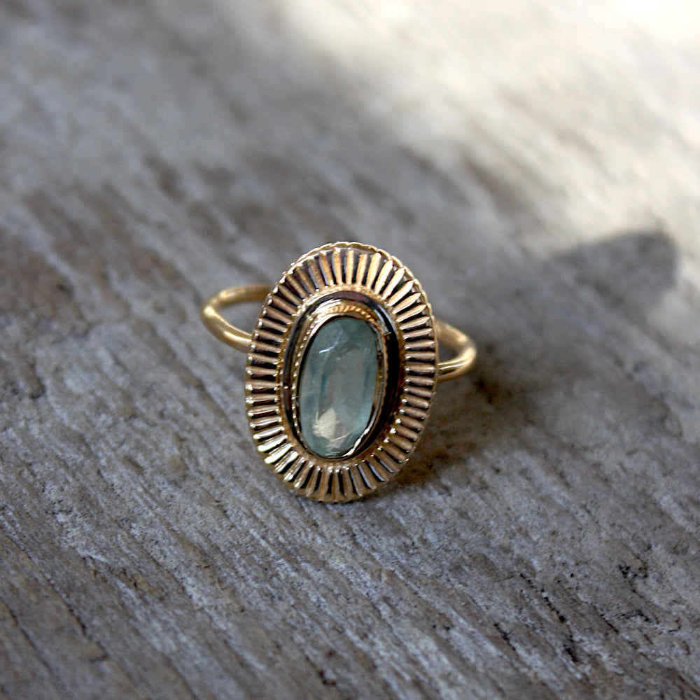 Bague dorée ovale et pierre naturelle