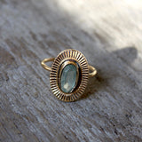 Bague dorée ovale et pierre naturelle