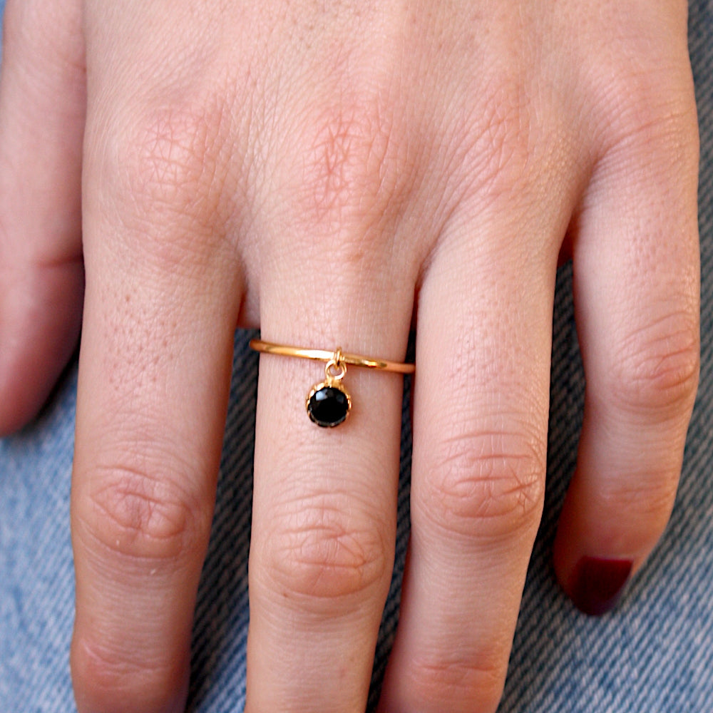 Bague dorée et pampille pierre