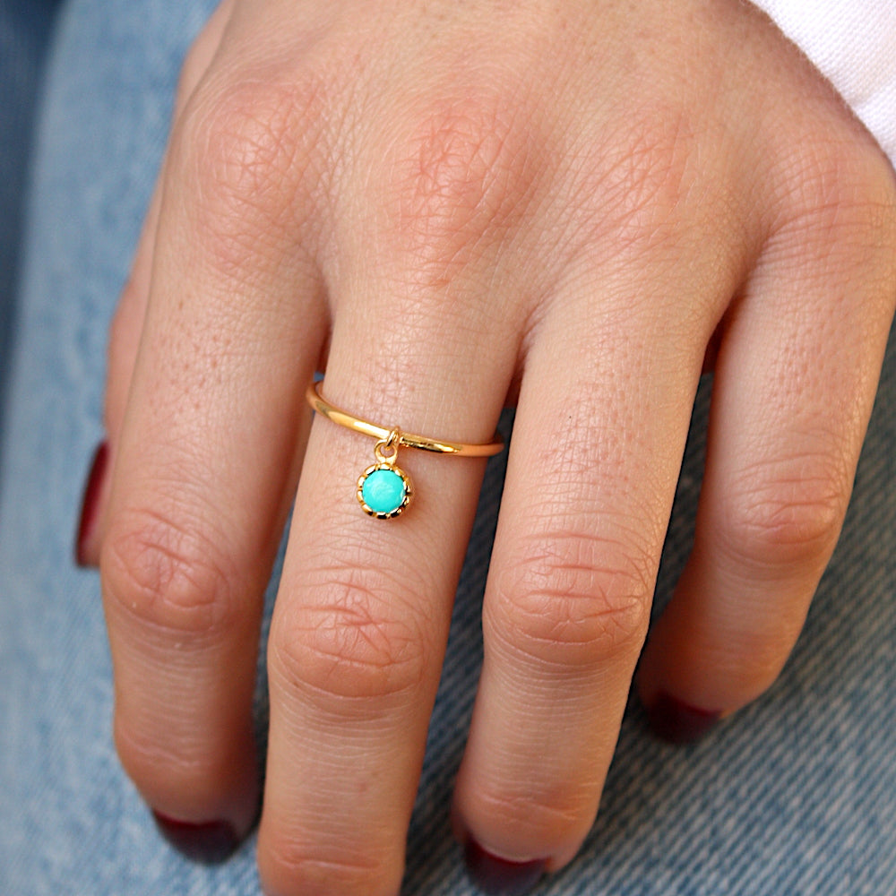 Bague dorée et pampille pierre