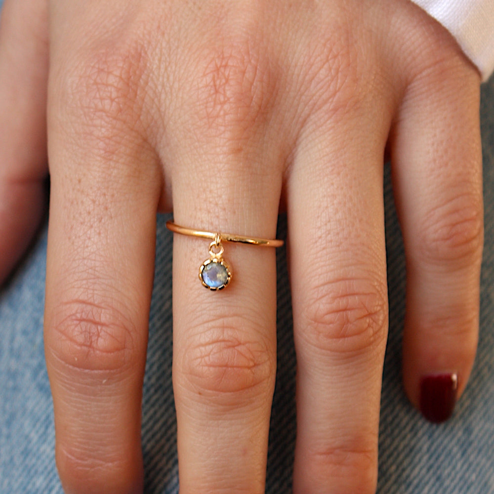 Bague dorée et pampille pierre