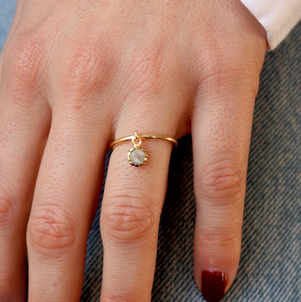 Bague dorée et pampille pierre