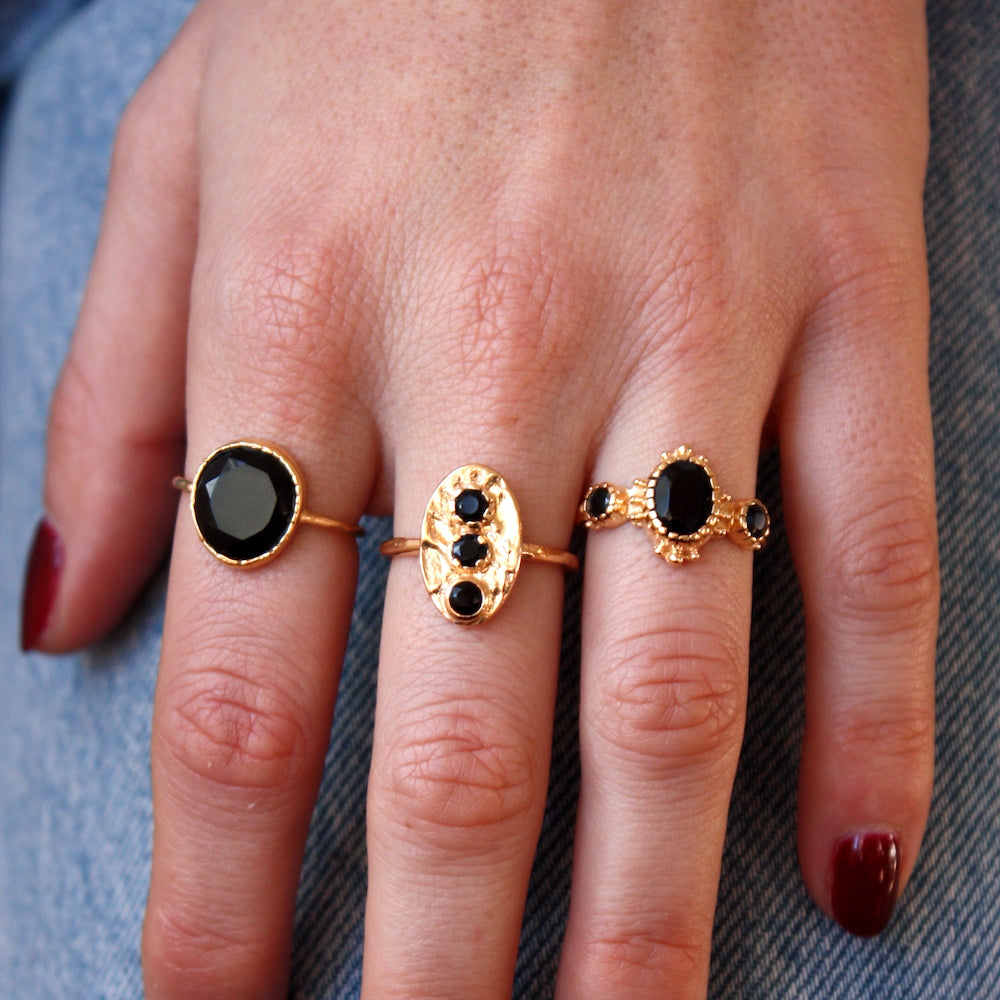 Bague dorée martelée et pierre facettée
