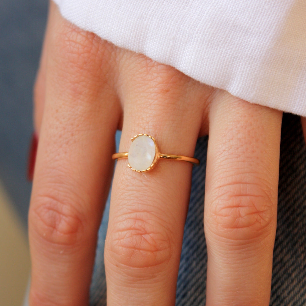 Bague dorée pierre ovale serti ouvert