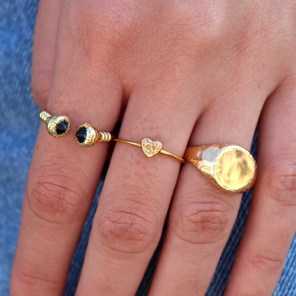 Bague ouverte dorée et pierres