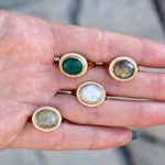 Bague dorée pierre ovale facettée et zircons