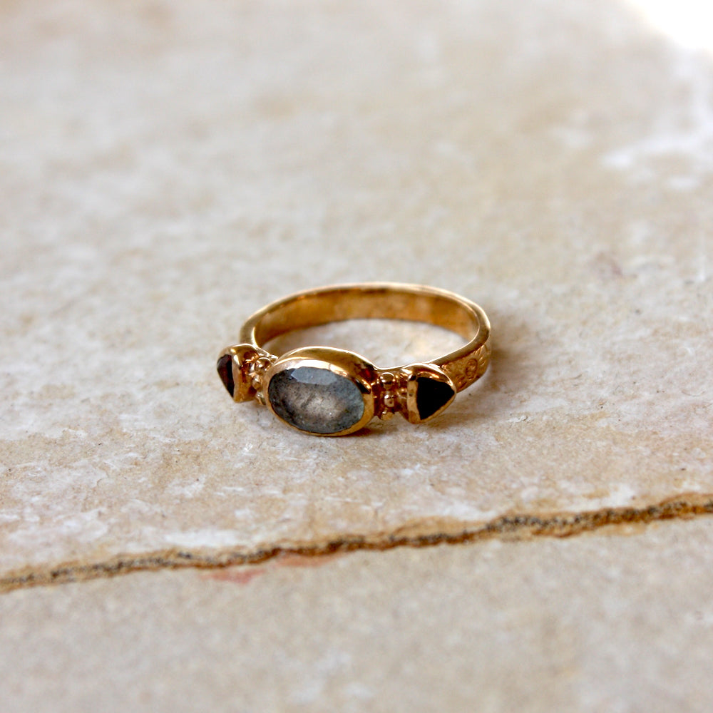 Bague dorée motifs fleurs et pierres