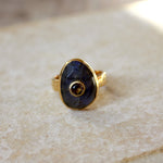 Bague dorée martelée et piere facettée