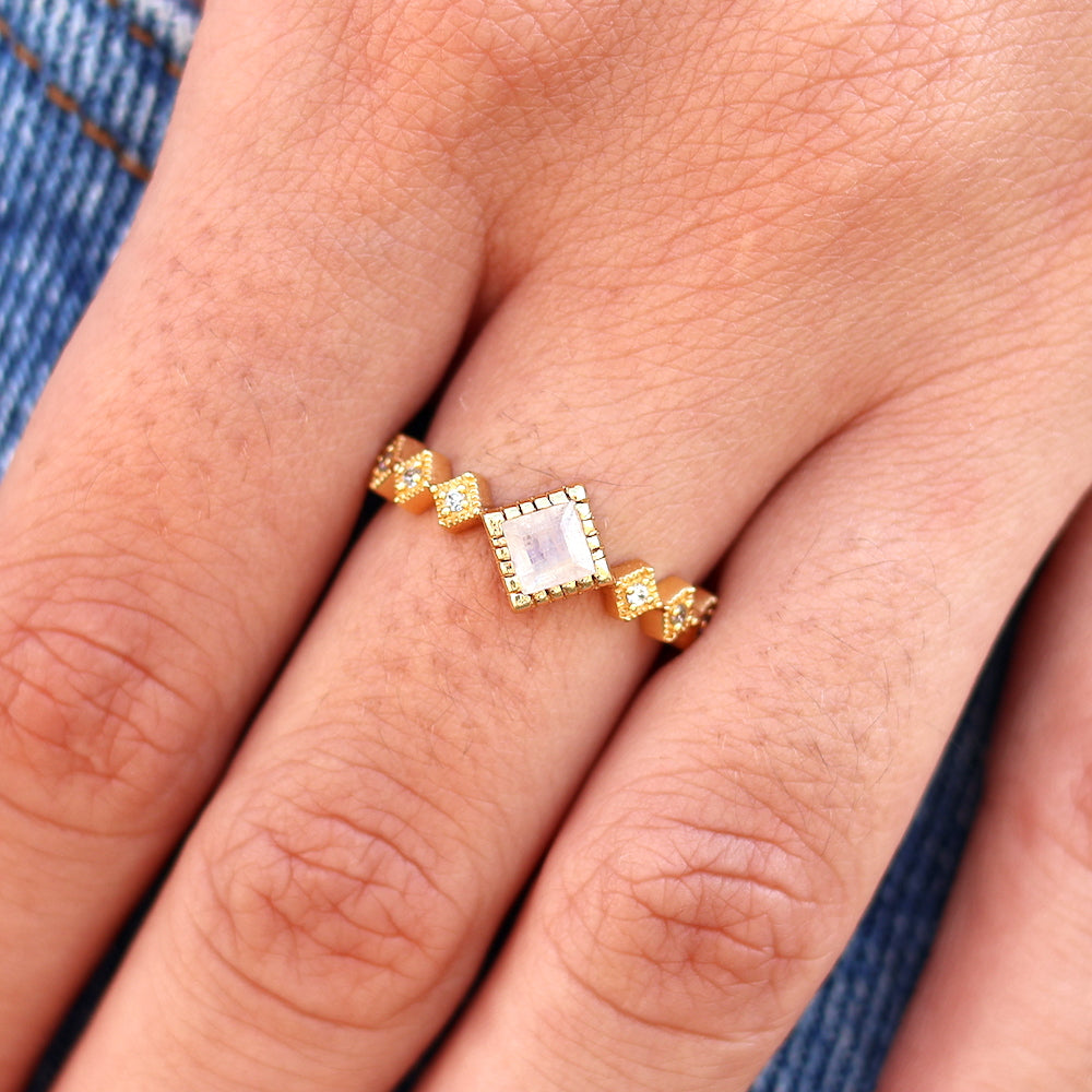 Bague dorée anneau carrés zircons et pierre - Bagues