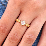 Bague dorée anneau carrés zircons et pierre - Bagues
