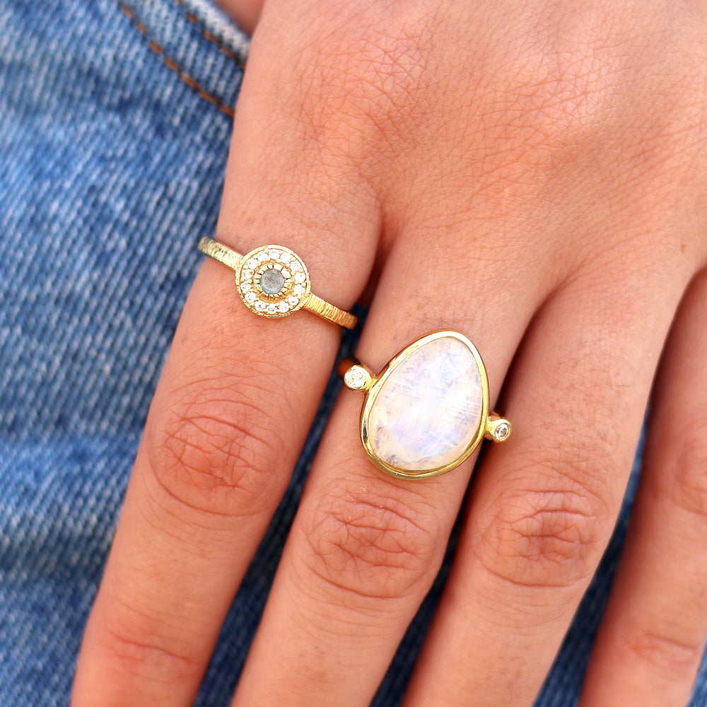 Bague dorée pierre ronde et zircons