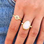 Bague dorée pierre ronde et zircons