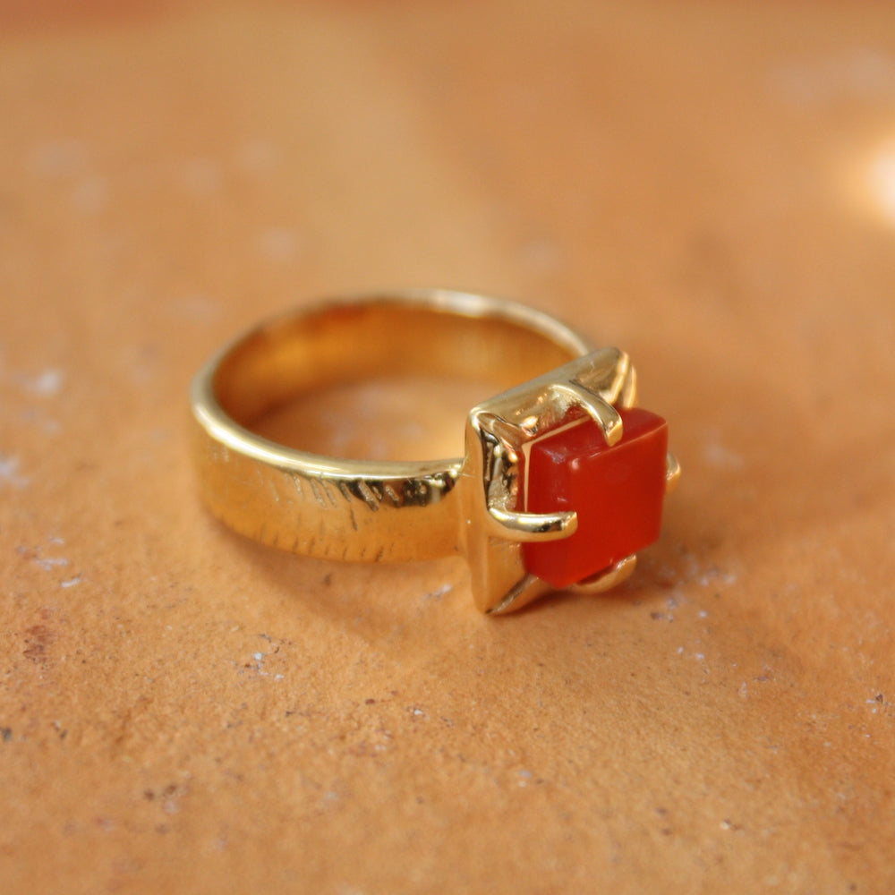 Bague dorée texturée pierre carrée 4 griffes