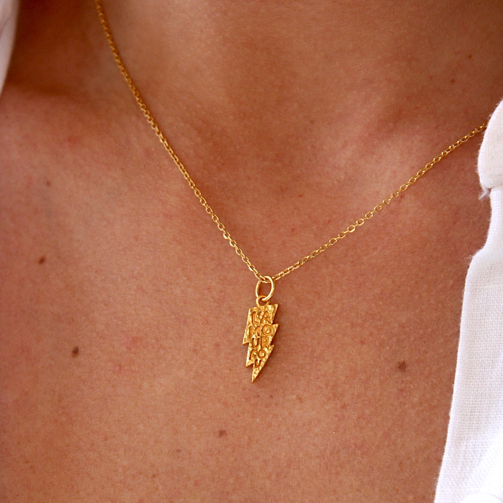 Collier doré éclair martelé l’amour fou