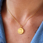 Collier doré médaille martelée Toi & Moi
